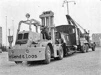 834239 Afbeelding van het transport door Van Gend & Loos van een Duitse rangeerlocomotief van Orenstein & Koppel naar ...